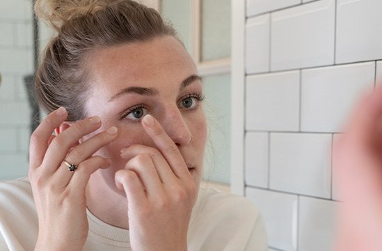  How to safely remove contact lenses
